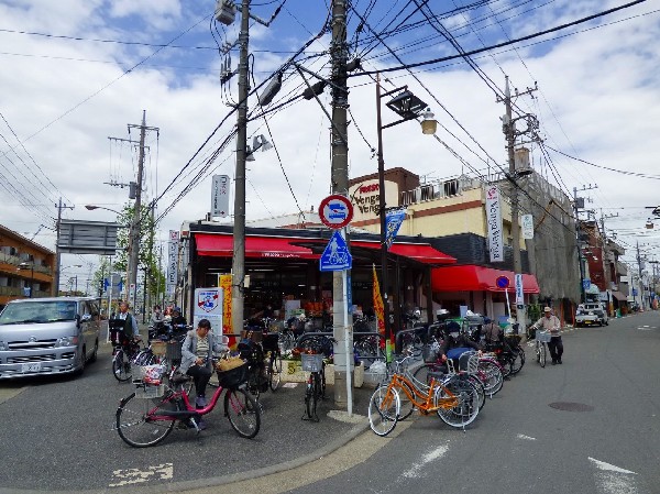 フレスコ ベンガベンガ 久地店(一通りのものが揃っている街のスーパー。特にお惣菜が豊富でお弁当から一品料理まで陳列されている。)