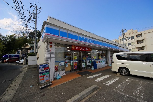 ローソン川崎野川店(「マチのほっとステーション」をスローガンに掲げる通り、忙しい日々に「ほっ」とするひとときをもたらします。)