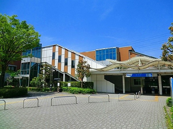 栗平駅(小田急線急行・快速急行停車駅。北口周辺は、小田急マルシェや、Odakyu OX、コンビニ、飲食店、個人医院、ドラッグストアなどの商業施設が多くある。)