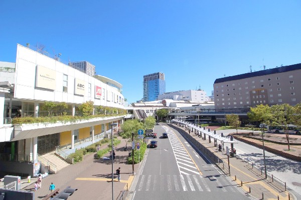 JR川崎駅(JR東海道線、京浜東北線、南武線の3路線が通り、商業施設が多数建ち並ぶターミナル駅です。)