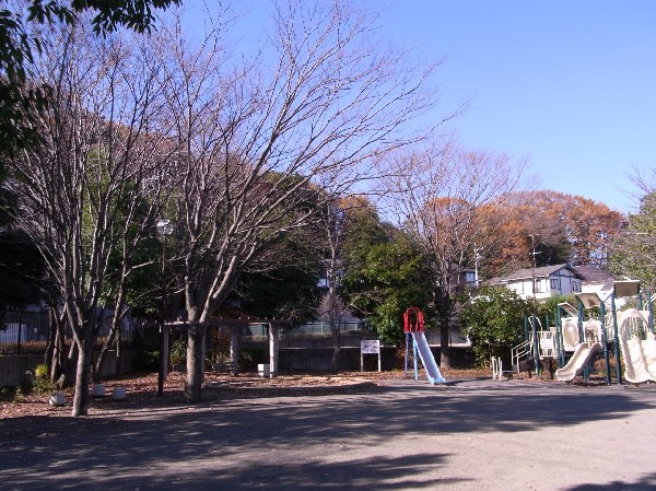 王禅寺源内谷公園(住宅街に位置し、複合遊具やすべり台、砂場がある公園です。)