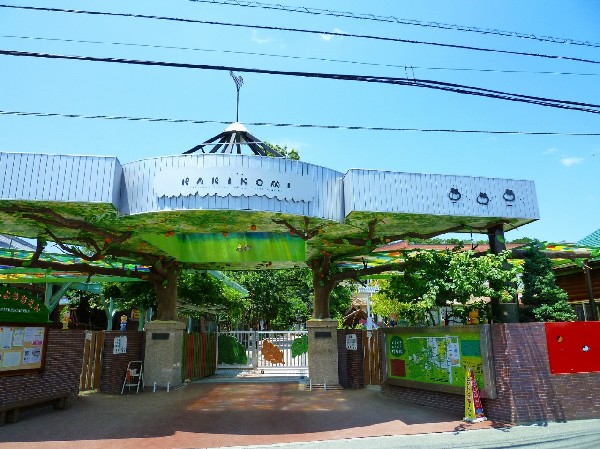 柿の実幼稚園　(自然豊かな4万坪の敷地と、およそ900名の園児の数は関東最大級です。)