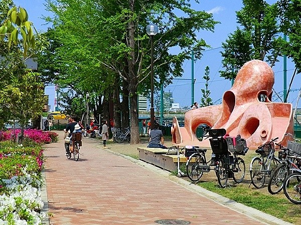 御幸公園 　(多摩川の並びにある大きな公園です。お天気の良い日には広い芝生でピクニックなども楽しめます。)