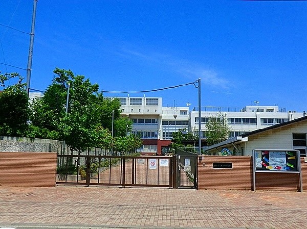 古市場小学校(子どもたちは、三方を住宅地に囲まれた落ち着いた環境の中で学習し、広い校庭でのびのびと過ごしています。)