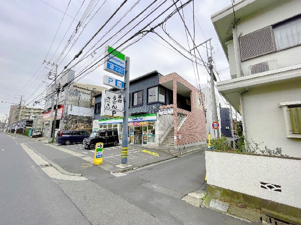 ファミリーマート 小向西町一丁目店(ファミチキをはじめスナックメニューも大人気です。買物だけではなく、日常生活に関係する最重要施設となりつつある。)