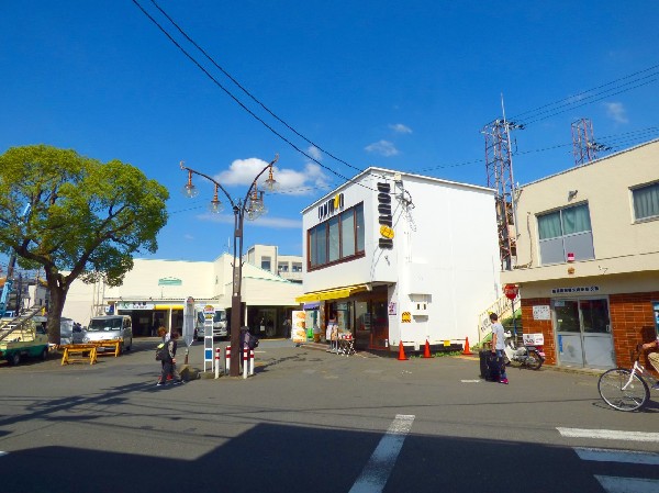 矢向駅　(駅周辺には小さな商店街があり、横浜市営バス・川崎鶴見臨港バスのバス停があります。)