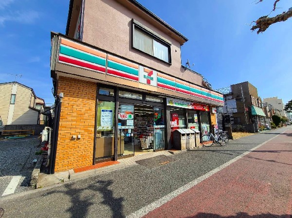 セブンイレブン平安町店(時間を問わず、幅広い品物が揃うコンビニ。日常生活に深く関係する最重要施設としてなりつつあります。)