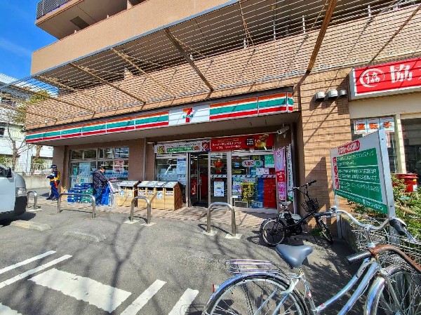 セブン-イレブン 横浜平安町２丁目店(時間を問わず、幅広い品物が揃うコンビニ。日常生活に深く関係する最重要施設としてなりつつあります。)