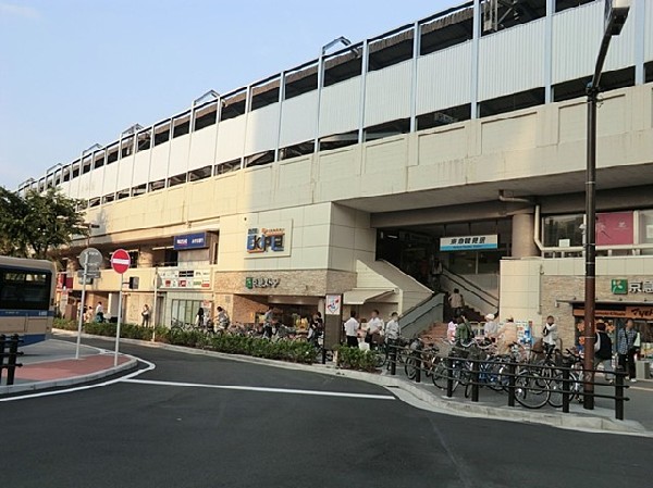 京急鶴見駅(横浜まで３駅のアクセスの良い駅。少し歩けば京浜東北線鶴見駅も利用可能。駅前には多くの店が立ち並びます。)