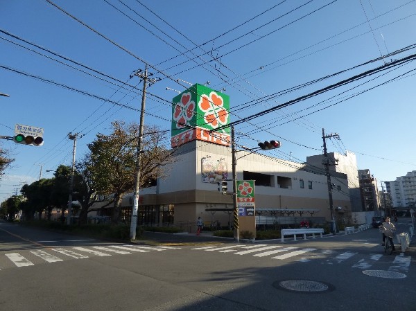 ライフ鶴見下野谷町店(鶴見周辺で一番の広さ、品揃えのスーパー。清潔感のある店内で買い物しやすい。営業時間は9時半～22時。)