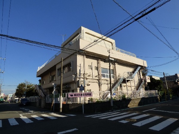 潮田保育園(家庭的で寛げる雰囲気の保育園。隣接する公園や園庭で土や砂を使って遊び、健康的な体作りをしています。)