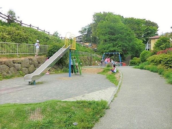 殿山公園(住宅街の中にあり、ほっと一息つける公園です。すべり台、ブランコ、鉄棒もあり、お子様の遊び場に最適。 )