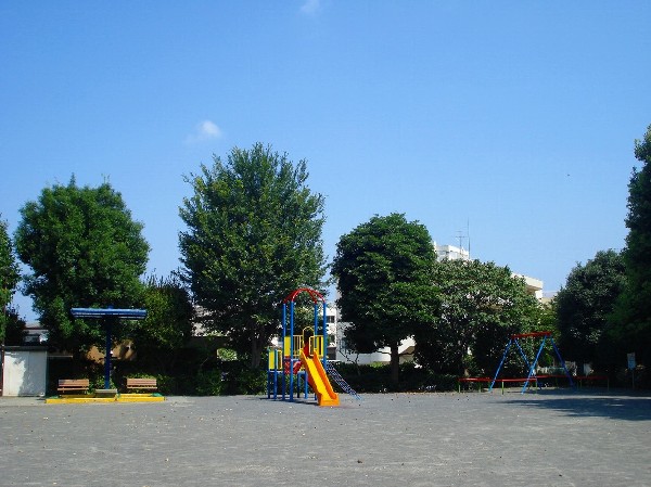 上の宮第三公園(広場と遊具のバランスの良い公園です。滑り台、ブランコ、鉄棒、砂場があり入口には郵便ポストもあります。)