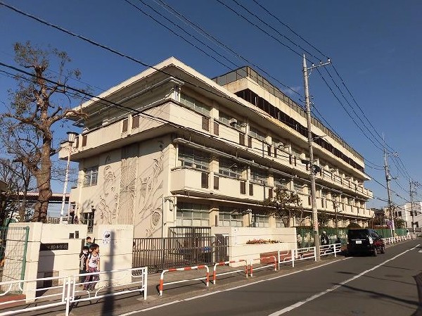 緑小学校(各学年4～5クラスの小学校。広い校庭やプールがあり、のびのびと過ごせる小学校。)