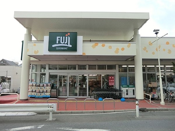 FUJI 馬場店(鮮度・旬・グレードにこだわった商品を提供。ベーカリーコーナーでは美味しい焼き立てパンを購入できます。)