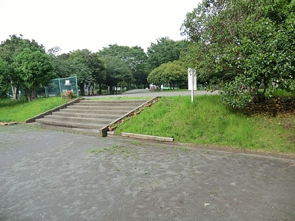 子安台公園(高台にあり首都高速や横浜港を見渡せる高台の公園。ターザンロープが人気です。トイレやベンチあり。)