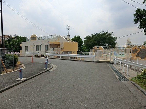 小山保育園(園庭のローラー滑り台やクライミング、プールなどが楽しい保育園。たけのこ掘りやさつまいも掘りを体験。)