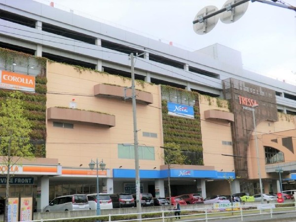 トレッサ横浜(フランス・リヨン市の市街地をイメージして作られたお洒落な大型ショッピングモール。駐車場は全日無料。)