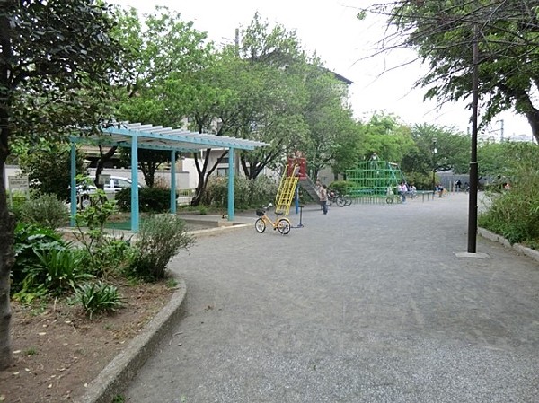 本山前桜公園(線路が近く電車が見られるので子供たちに人気の公園。春には沢山の桜が綺麗に咲き、お花見をする人も。)