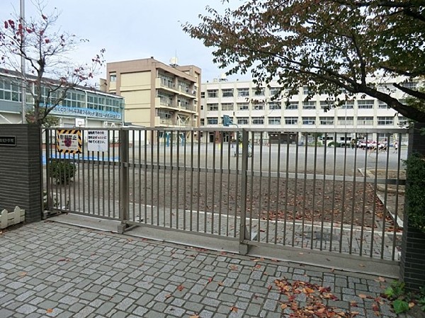 鶴見小学校(「自分をみつめ、自分や周りにいる人を大切にしながら、地域の中でたくましく生きる児童を育てます」)