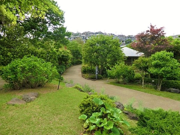 馬場花木園(豊かな緑に囲まれた、和風の風致公園です。桜や紅葉など、四季折々の花々と風情を楽しむことができます)