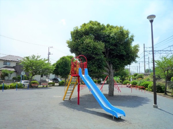 長津田第二公園(三角公園の愛称で親しまれる線路の脇にある公園。間近で電車を見ることができ、電車好きのお子様におすすめ)