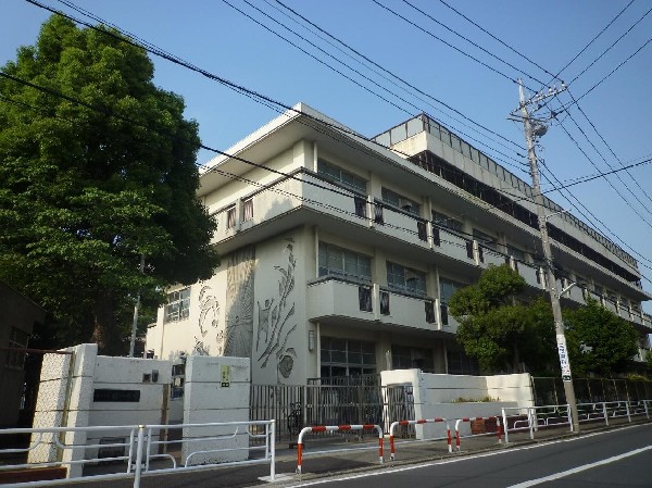 緑小学校(各学年4～5クラスの小学校。学校教育目標は「ふれあい・学びあい・みとめあうみどりっ子」です。)