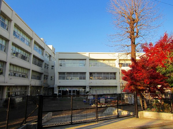 港北小学校(昭和24年7月開校の歴史ある小学校です。児童数は７２4名と多く、活気あふれる学校です。)