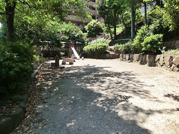 松見町三丁目公園(住宅街の中にあり、ほっと一息つける公園です。ほどよい広さでお子様の遊び場に最適ですね。)