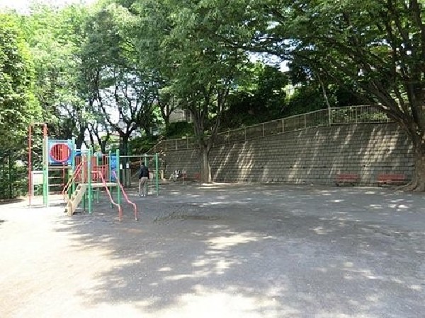 北軽井沢第二公園(高速神奈川2号三ツ沢線をまたいで二つの広場がある公園。遊具とベンチがあり静かで落ち着いた雰囲気です。)