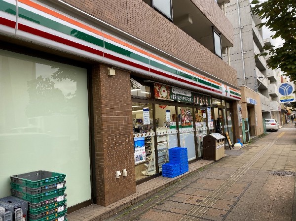 セブンイレブン横浜三ツ沢下町店(近くて便利、期待以上の品質を提供するコンビニ。セブンイレブンの商品を最短30分で届ける7NOW取扱店。)