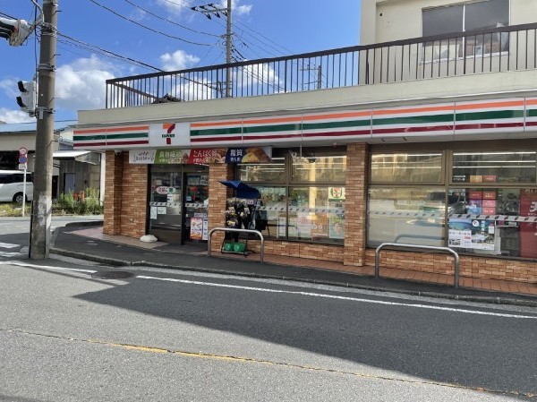 セブンイレブン横浜上菅田町店(時間を問わず、幅広い品物が揃うコンビニ。日常生活に深く関係する最重要施設として欠かせない存在です。)