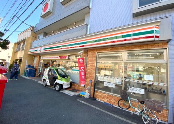 セブンイレブン横浜大口仲町店(近くて便利、期待以上の品質を提供するコンビニエンスストアです。酒たばこ取扱い有。無料Wi-Fi有。)