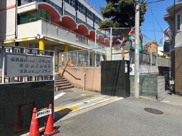 京浜横浜幼稚園(広い園庭や屋上がありのびのびと遊べる幼稚園。はだしで泥んこ遊びをするなど自然を取り入れた保育をする。)