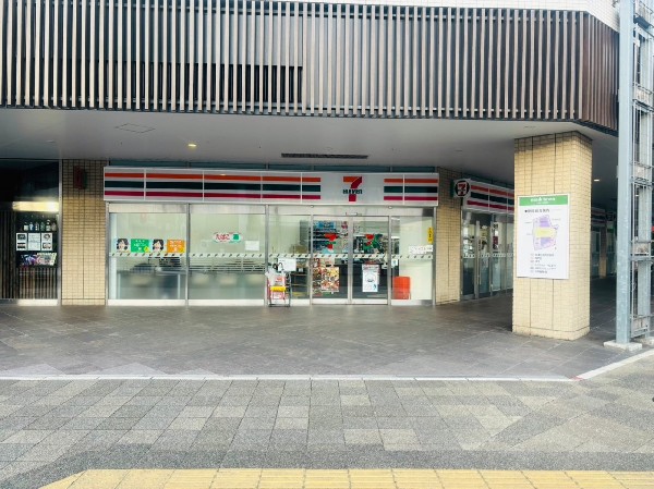 セブンイレブン長津田駅北口店(長津田駅の北口を出てすぐの距離にあります。店内は広く、品揃えも豊富。イートインコーナー8席あり。)