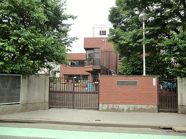 桜ケ丘幼稚園(キリスト教保育の幼稚園。一人ひとりの違いを尊重し、感謝の心を持つことの大切さを子どもたちに教えます。)