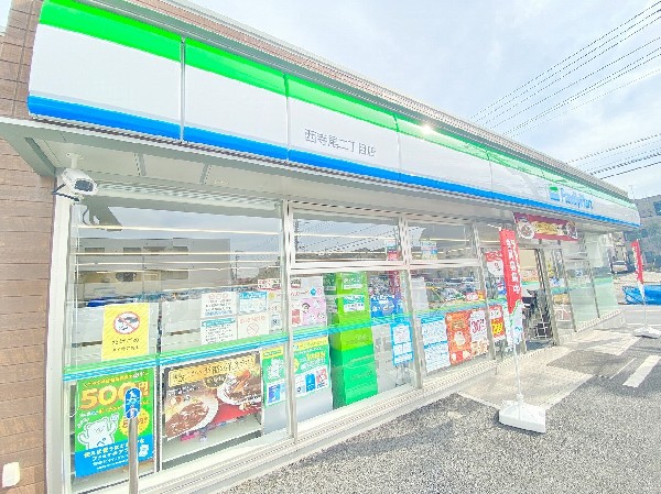 ファミリーマート西寺尾二丁目店(ホットスナックのファミチキが人気のコンビニ。酒たばこ取扱い有。少量のチルド総菜が充実している。)