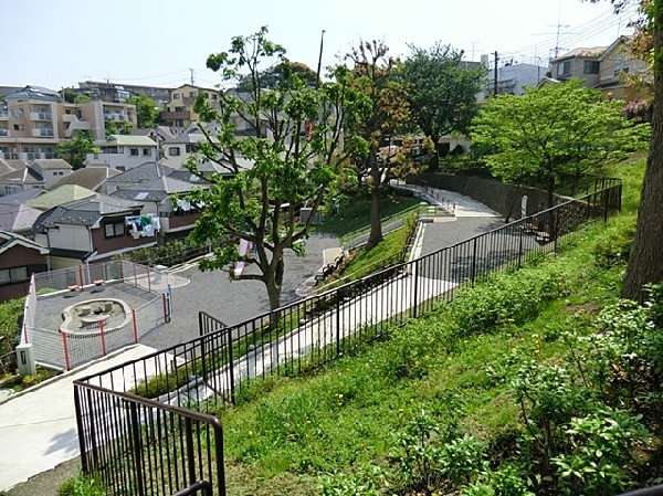 西寺尾第四公園(木漏れ日の下で休憩できる公園。柵に囲われた砂場と滑り台があります。小さなお子様と遊ぶのにぴったりです。)