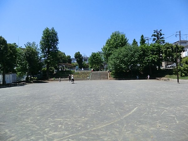 松見八幡公園(八幡神社に隣接していて、盆踊り会場にもなる公園。ボール遊びができる広場とブランコや滑り台などの遊具があります。)