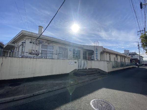 岸根こども園(岸根公園に隣接し自然環境に恵まれた保育園。畑で野菜を育て料理を体験します。七夕会や餅つきなど行事も楽しい。)