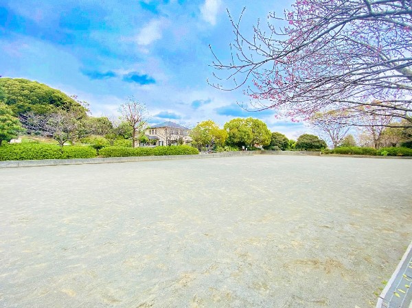 織茂公園(坂の上と下の公園が階段でつながる公園。広場、滑り台、ブランコ等がある。屋根付きのベンチもあり休憩できます。)