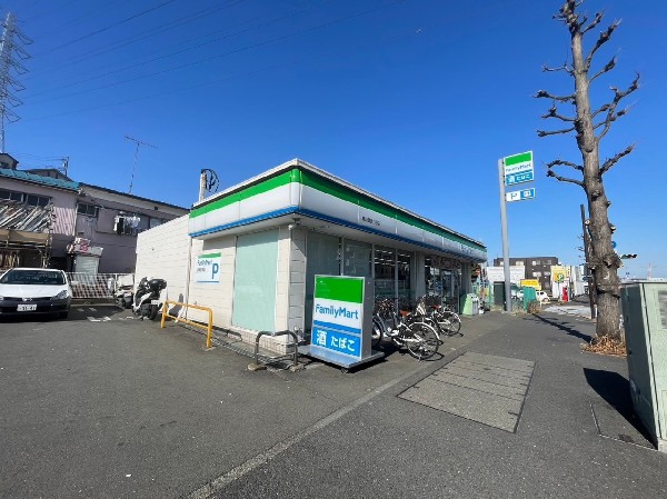 ファミリーマート鶴見環状2号店(定番のブレンドコーヒーやオリジナルのフライドチキン「ファミチキ」などが人気。近くにあると便利です。  )