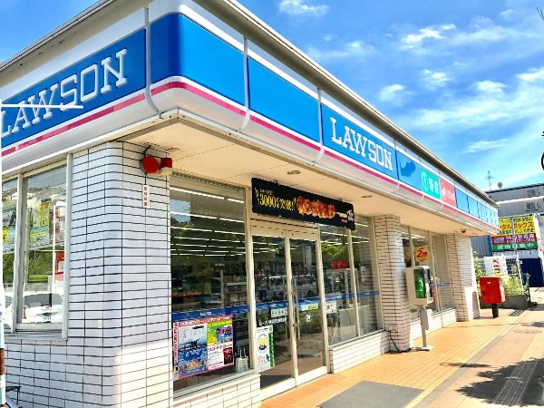 ローソン横浜市民病院前店(スイーツが人気のコンビニ。店内厨房で炊いたご飯や出来立て揚げ物を提供するまちかど厨房取扱店。)