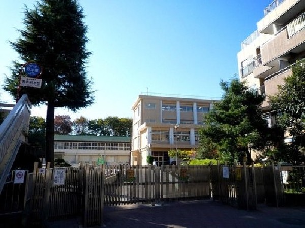 三ツ沢小学校(豊顕寺市民の森に繋がるせせらぎ緑道沿いにある小学校。校内に「ほたるドーム」があり愛育活動をしています。)