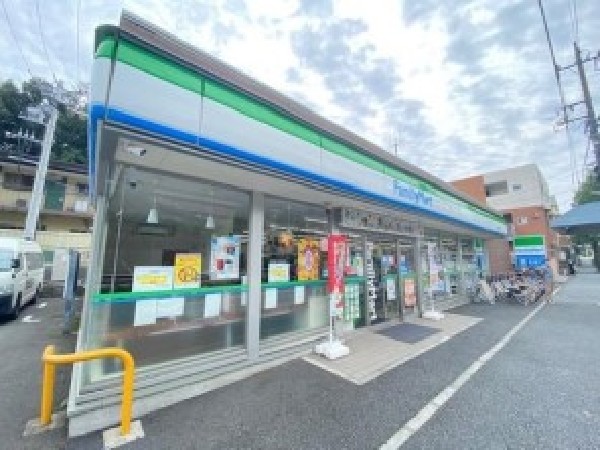 ファミリーマート港北師岡町店(ホットスナックのファミチキが人気。酒たばこ取扱い有。無料Wi-Fi有。各種バーコード決済利用可能。)