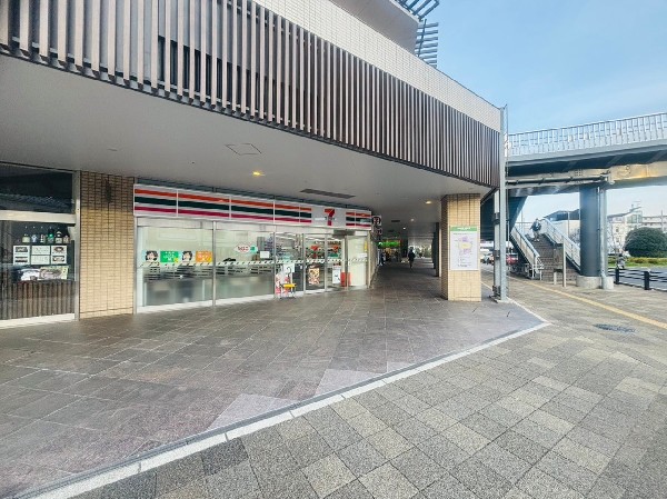 セブンイレブン横浜長津田駅北口店(時間を問わず、幅広い品物が揃うコンビニ。日常生活に深く関係する最重要施設として欠かせない存在です。)