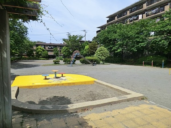 八千代田公園(マンションに囲まれた広い公園。滑り台やブランコがありお子様も楽しめそう。春は桜が綺麗に咲きます。)