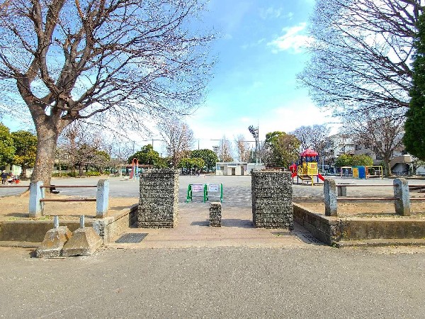 潮田公園(季節毎の植物が綺麗な公園。テニスコート、野球場、遊具、夏はプール有。コミュニティハウス内に図書室もあります。)