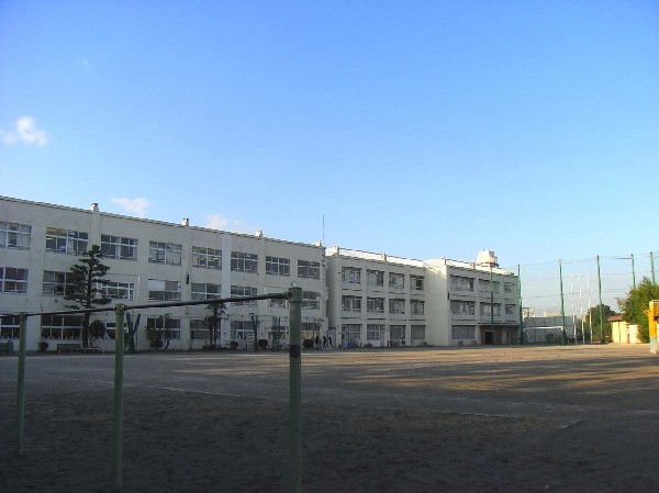 一本松小学校(１学年１～２クラスの小規模校。野島宿泊体験学習や社会科見学などを取り入れ、学校外での学びの機会を増やす。)