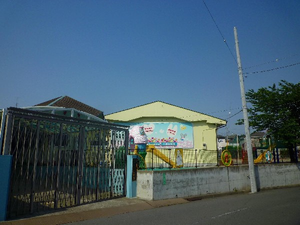 八朔幼稚園(木の温もりが優しい平屋作りの素朴な園舎。園庭の大型遊具は子供たちに大人気。年長ではお泊り保育もあります。)